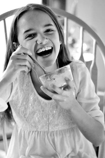 Little Girl Eating Ice Cream — Stock Photo, Image