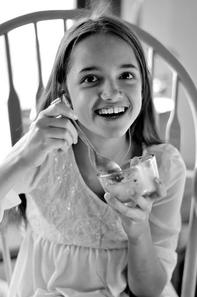 Menina comendo sorvete — Fotografia de Stock