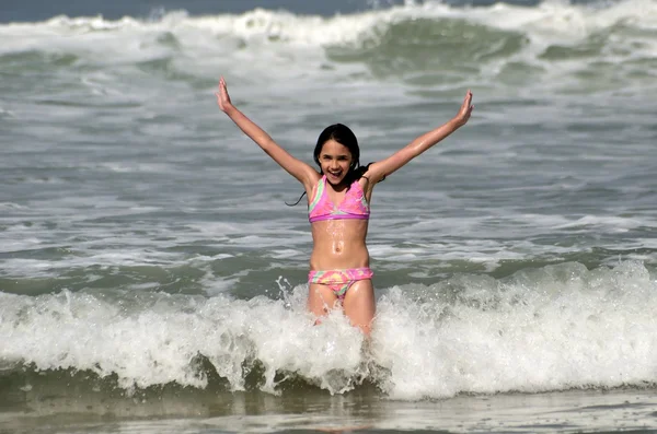 Kleines Mädchen hat Spaß am Strand Stockfoto