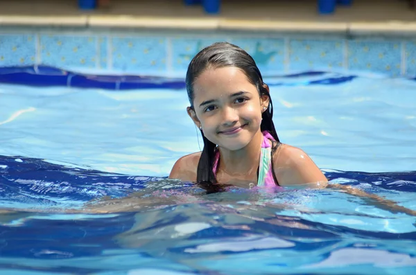 Hispanisches kleines Mädchen im Schwimmbad Stockbild