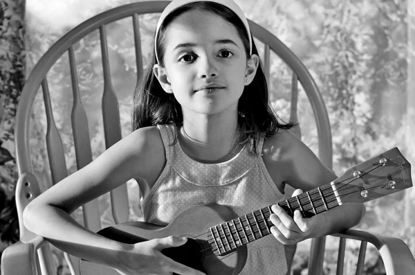 西班牙裔女孩与夏威夷四弦琴 — 图库照片