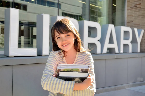 Dziewczyna przed biblioteki — Zdjęcie stockowe