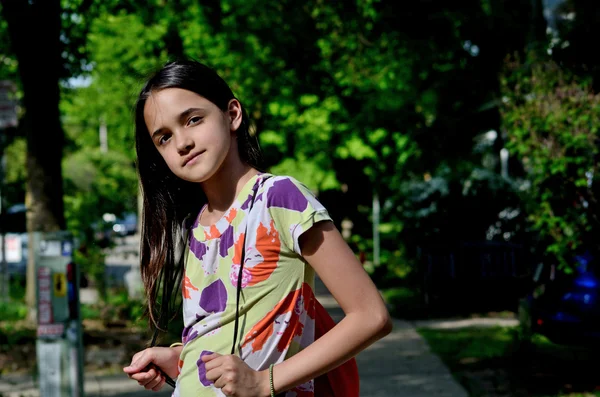 Menina hispânica indo para a escola — Fotografia de Stock