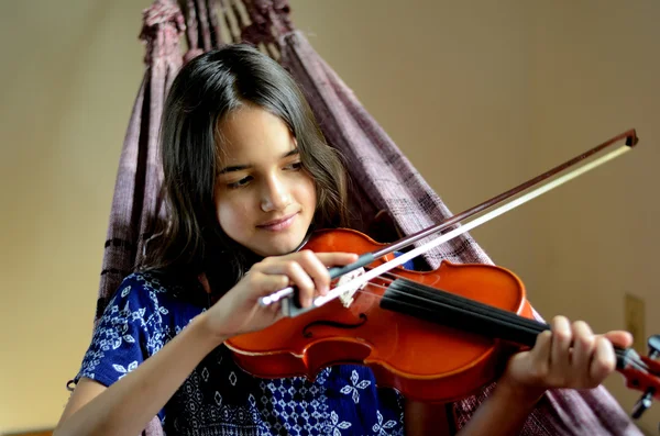 La bambina suona il violino rilassandosi su un'amaca — Foto Stock