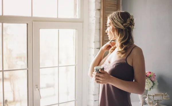 Mujer cerca de la ventana.Sueño y relajarse — Foto de Stock