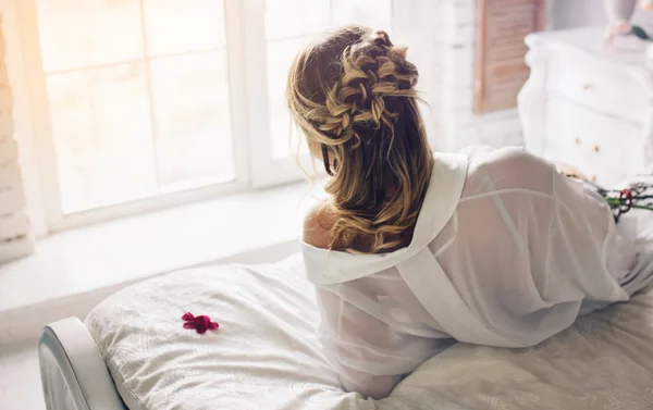 Mujer cerca de la ventana.Sueño y relajarse — Foto de Stock