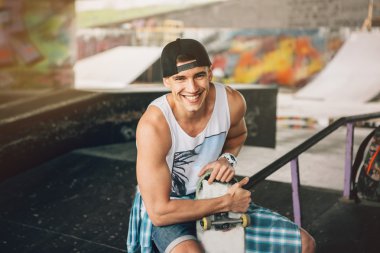 Adam kaykaycı. Bir yaşam tarzı. Sakin ol. Hipster kavramı. 