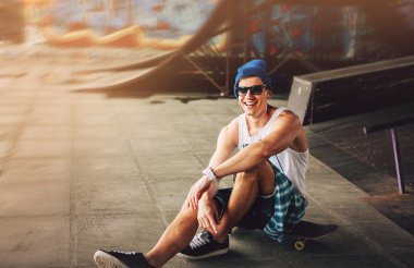Adam kaykaycı. Bir yaşam tarzı. Sakin ol. Hipster kavramı. 