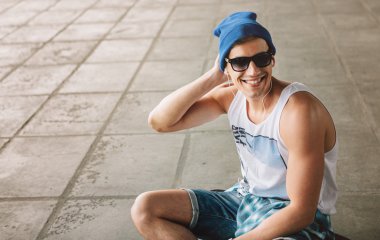 Adam kaykaycı. Bir yaşam tarzı. Sakin ol. Hipster kavramı. 