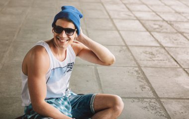 Adam kaykaycı yaşam tarzı dinlenmek Hipster kavramı 