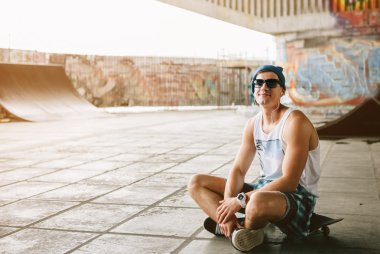 Adam kaykaycı. Bir yaşam tarzı. Sakin ol. Hipster kavramı. 