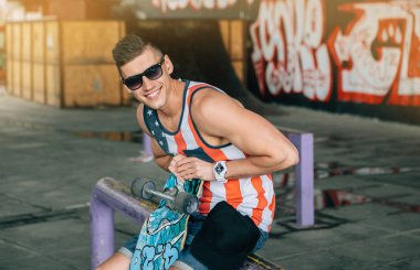 Adam kaykaycı yaşam tarzı dinlenmek Hipster kavramı 