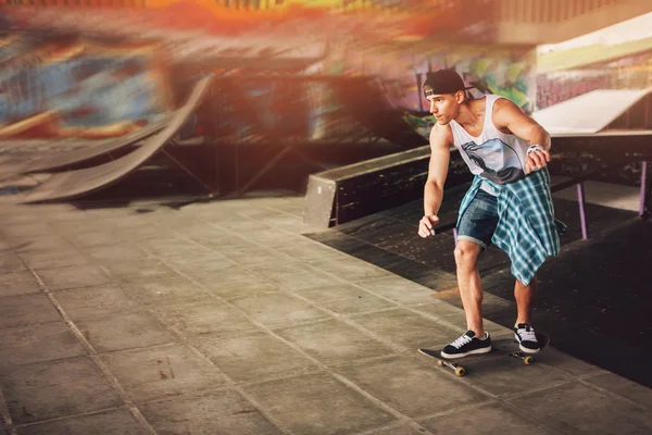 Hombre patinador. Estilo de vida. Relájate. Hipster Concepto . — Foto de Stock