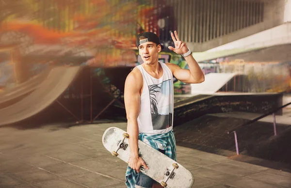 Homem Skateboarder. Estilo de vida. Relaxa. Conceito de Hipster . — Fotografia de Stock