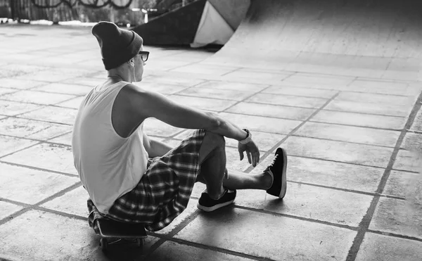 Adam kaykaycı. Bir yaşam tarzı. Sakin ol. Hipster kavramı. 