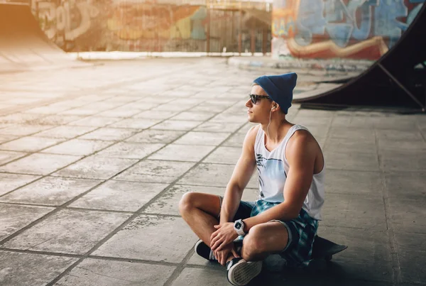 Homem Skateboarder Estilo de Vida Relaxe Hipster Concept .Man em óculos ouvir música . — Fotografia de Stock