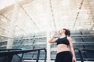 Spor kadın. Rest.Drink su. Su şişesi. Motivasyon. Spor kavramı