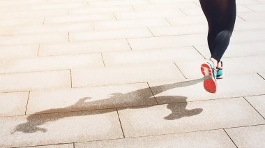 Spor kadın. Koşucu. Şehir üzerinde çalışan 