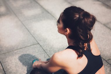 Spor kadın. Rest.Drink su. Su şişesi. Motivasyon. Spor kavramı