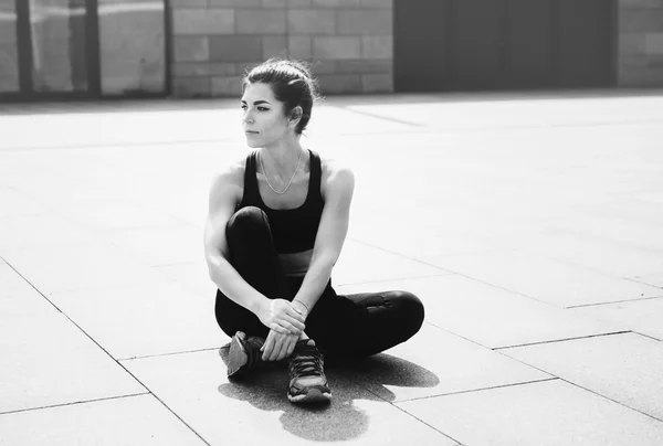 Mulher do desporto. Descanse. Beba água. Garrafa de água. Motivação. Conceito de desporto — Fotografia de Stock