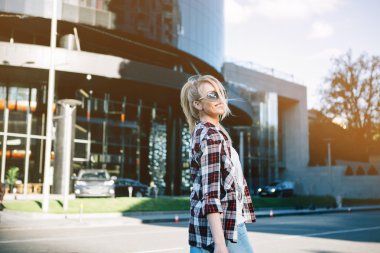 Şehir sokaklarını poz güneş gözlüklü genç şık güzel kadın. tatil Avrupa.