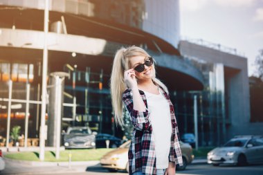 Şehir s poz güneş gözlüklü genç şık güzel kadın