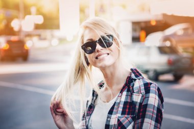 Şehir s poz güneş gözlüklü genç şık güzel kadın