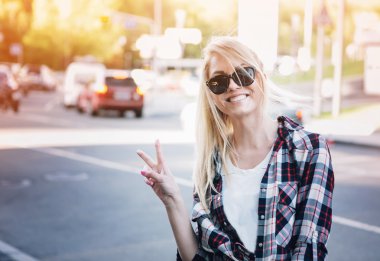 Şehir s poz güneş gözlüklü genç şık güzel kadın