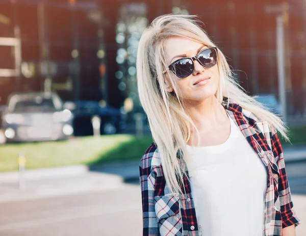 Şehir sokaklarını poz güneş gözlüklü genç şık güzel kadın. tatil Avrupa.