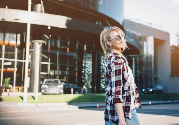 Mulher bonita elegante jovem com óculos de sol posando nas ruas da cidade. Europa de férias . — Fotografia de Stock