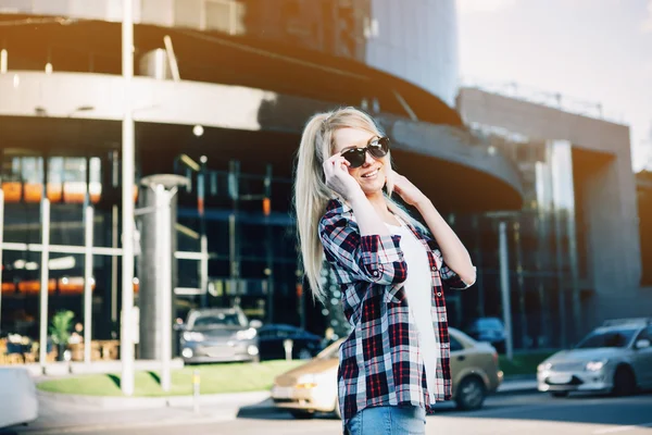 Şehir sokaklarını poz güneş gözlüklü genç şık güzel kadın. tatil Avrupa.