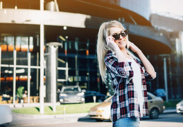 Şehir sokaklarını poz güneş gözlüklü genç şık güzel kadın. tatil Avrupa.