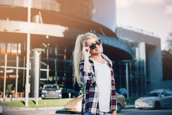 Şehir sokaklarını poz güneş gözlüklü genç şık güzel kadın. tatil Avrupa.