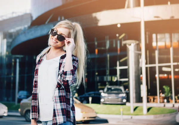 Şehir sokaklarını poz güneş gözlüklü genç şık güzel kadın. tatil Avrupa.