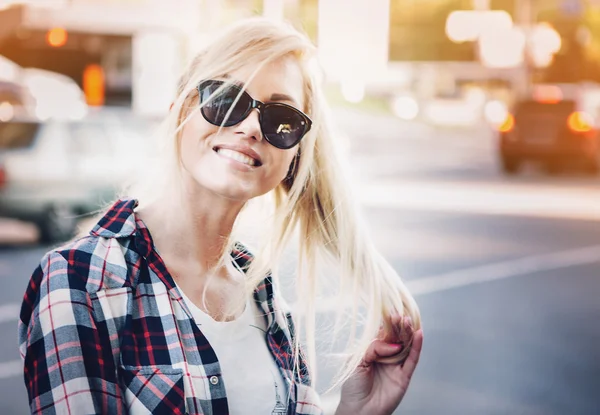 도시 s 포즈 선글라스와 세련 된 젊은 예쁜 여자 — 스톡 사진