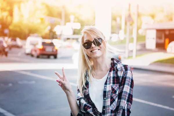 Jovem elegante mulher bonita com óculos de sol posando na cidade s — Fotografia de Stock