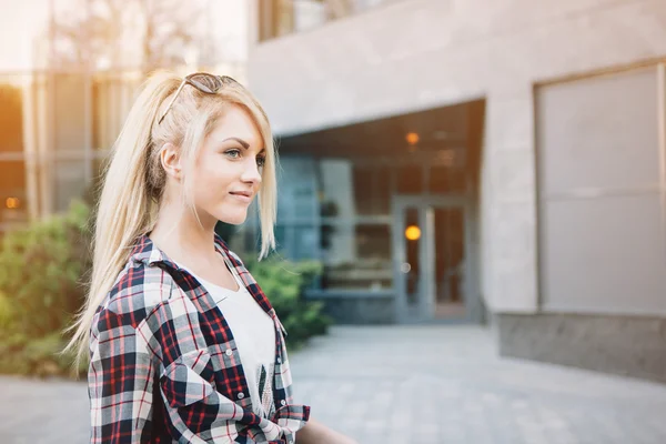 Jovem elegante mulher bonita com óculos de sol posando na cidade s — Fotografia de Stock