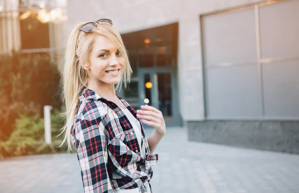 Jovem elegante mulher bonita com óculos de sol posando na cidade s — Fotografia de Stock