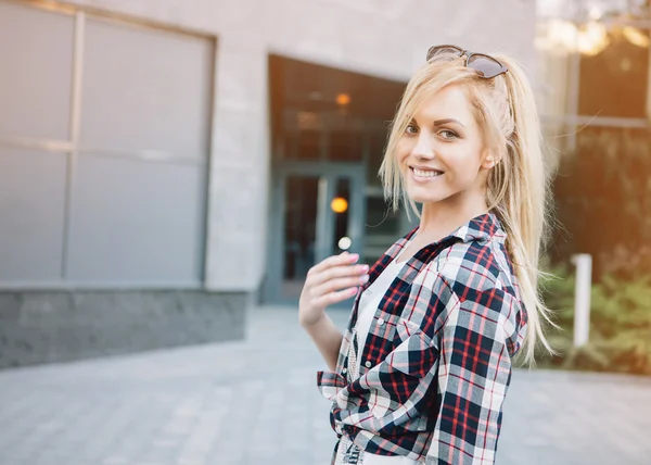 Jovem elegante mulher bonita com óculos de sol posando na cidade s — Fotografia de Stock