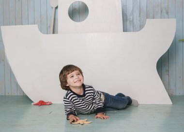 çocuk ile deniz hayvanı kabuğu