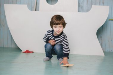 çocuk ile deniz hayvanı kabuğu