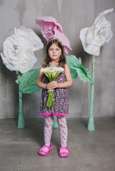 Girl with flowers — Stock Photo, Image