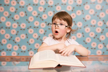 çocuk, kitap, gözlük, sürpriz. Kitabı oku