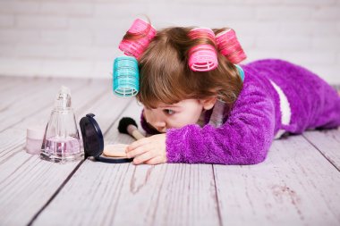 Çocuk bornoz curlers ile