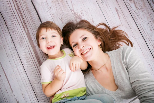 Kind mit Mutter. Genießen Sie den Moment — Stockfoto