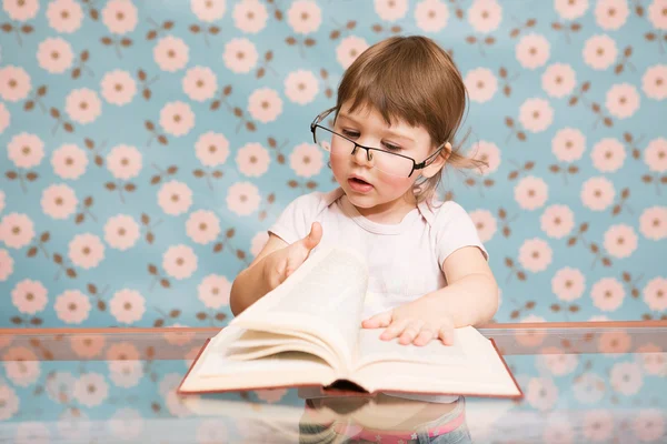 Child ,book,glasses — Stock Photo, Image