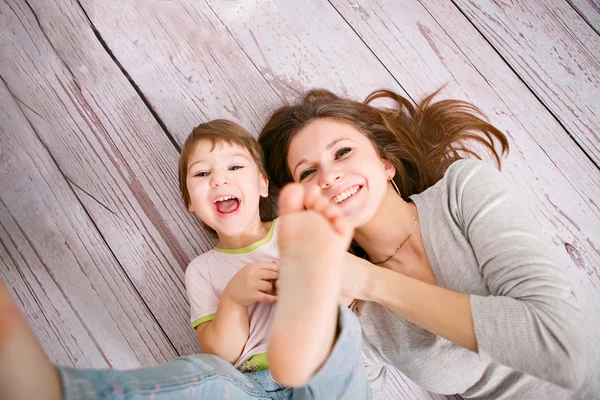 Figlia trascorrere del tempo con la madre. Divertente. Godetevi il momento — Foto Stock