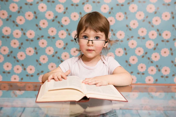 어린이, 책, 안경, 놀된. 읽기 책 스톡 사진