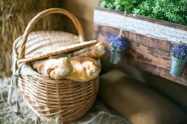 Корзина хлеба на текстуре дерева — стоковое фото