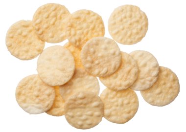 Beyaz arka plan üzerinde izole pirinç kraker